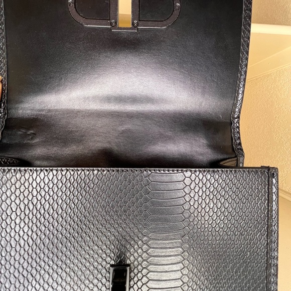 Snake-like aesthetic makes this handbag design a standout among the crowd! - Picture 11 of 14